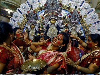 মা-কে বরণ আর সিঁদুর খেলার একটা বিশেষ পর্ব থাকে