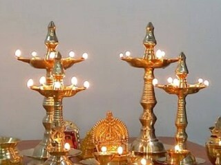 পুজোর বাসনকোসন এমন ভাবে মাজতে হবে, তা যেন একেবারে নতুনের মতোই চকচক করে