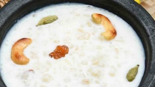 লক্ষ্মী পুজো মানেই সাধ্যমতো ভোগের থালা সাজিয়ে দেওয়া, ঘরে মিষ্টি তৈরির পালা