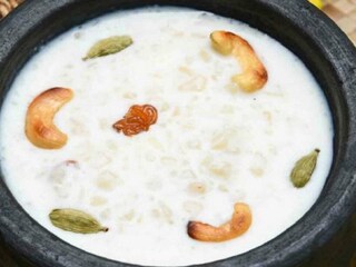 লক্ষ্মী পুজো মানেই সাধ্যমতো ভোগের থালা সাজিয়ে দেওয়া, ঘরে মিষ্টি তৈরির পালা