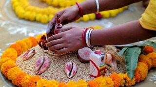 পদ্মের রঙের সঙ্গে রঙ মিলিয়েই কোজাগরী লক্ষ্মী পুজোর পোশাক বেছে নিতে পারেন পদ্মের রঙের সঙ্গে রঙ মিলিয়েই কোজাগরী লক্ষ্মী পুজোর পোশাক বেছে নিতে পারেন