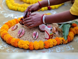 পদ্মের রঙের সঙ্গে রঙ মিলিয়েই কোজাগরী লক্ষ্মী পুজোর পোশাক বেছে নিতে পারেন