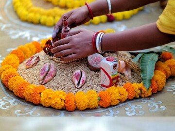 পদ্মের রঙের সঙ্গে রঙ মিলিয়েই কোজাগরী লক্ষ্মী পুজোর পোশাক বেছে নিতে পারেন