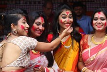দশমীতে সিঁদুর খেলুন প্রাণ ভরে, ত্বকের যত্নে থাকুক কিছু বিশেষ টিপস