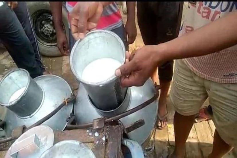 গুজরাত কোঅপারেটিভ মিল্ক মার্কেটিং ফেডারেশনই বাজারে দুধ ও দুগ্ধজাত পণ্য বিপণন করে আমূল ব্র্যান্ডের নামে৷ এই নিয়ে চলতি বছরে তৃতীয় বার বাড়ল আমূল দুধের দাম৷ এর আগে অগাস্ট ও মার্চে দু’ বার বেড়েছে আমূলের পণ্যমূল্য৷