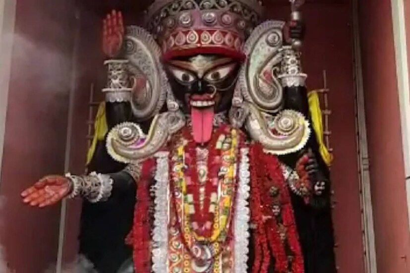 দৃক সিদ্ধান্ত পঞ্জিকা মতে, সোমবার বিকেল ৫ টা ২৭ মিনিটে অমাবস্যা শুরু হচ্ছে৷ থাকবে পরের দিন বিকেল ৪ টে ১৮ মিনিট পর্যন্ত৷ 