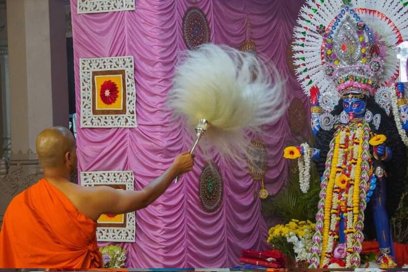 দীপাবলি উপলক্ষে প্রদীপ ও আলোর মালায় সাজানো হয় বেলুড় মঠ ও প্রাঙ্গণকে৷
