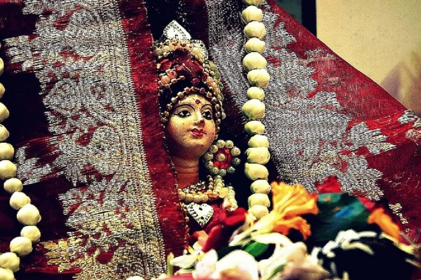 পঞ্জিকা মতে শনিবার বা ২১ আশ্বিন রাত ৩ টে ৩০ মিনিটে পূর্ণিমা তিথি শুরু হচ্ছে৷ থাকবে রবিবার বা ২২ আশ্বিন ২টো ৩০ মিনিট পর্যন্ত৷