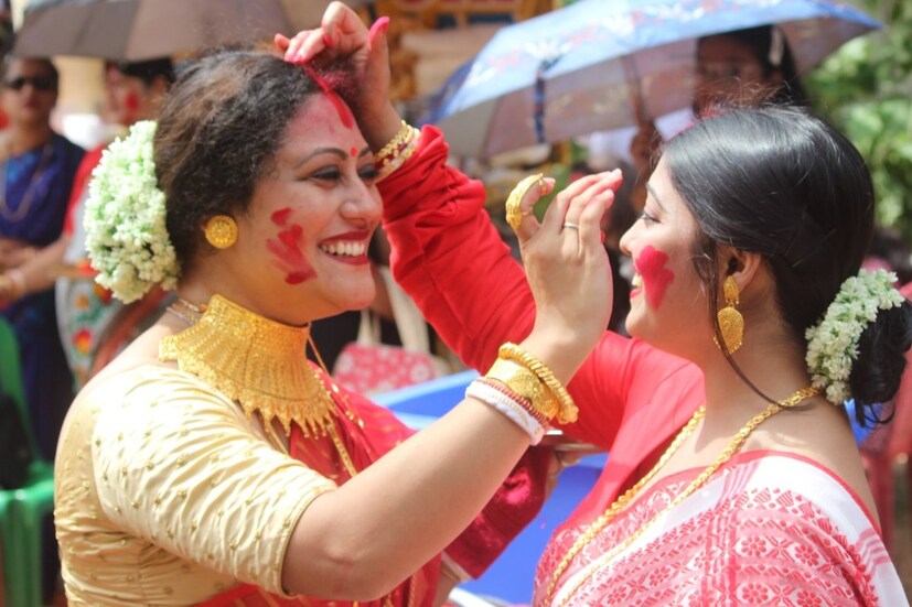 লাল পেড়ে সাদা শাড়িতে মাথায় ফুল এঁটে সকাল সকাল দুর্গামণ্ডপে পৌঁছে গেলেন মহিলারা। আট থেকে আশি কোলাহলে মুখর উত্তর কলকাতার অন্যতম জনপ্রিয় পুজো। ছবি: সিদ্ধার্থ সরকার
