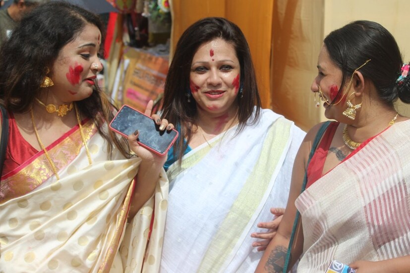 ২০১৮ সালে ১০০ বছর পেরিয়েছে উত্তর কলকাতার গঙ্গাপাড়ের এই পুজো। এবছর ১০৪ তম পুজো। প্রত্যেক বছরই দশমীতে এই পুজো কলকাতার অন্যতম মূল আকর্ষণ হয়ে ওঠে বাঙালিদের কাছে। ছবি: সিদ্ধার্থ সরকার