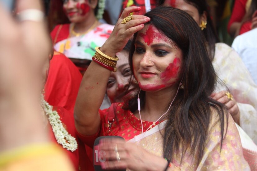 এক চালার সাবেকি প্রতিমাকে বরণ করে, মিষ্টি খাইয়ে সিঁদুর খেলা শুরু হয়েছে এ দিন। সকাল থেকে বাইরে দীর্ঘ লাইন। দুর্গা মাকে বিদায় জানাতে হাজির হয়েছেন হাজার হাজার মানুষ। 