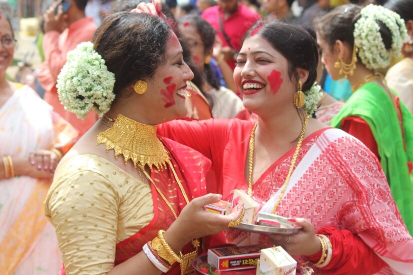 চেনা-পরিচিত, অপরিচিত, সকলেই একে অপরের গালে সিঁদুর মাখিয়ে দিলেন। তার সঙ্গে চলল ছবি তোলার ঢল। ছবি: সিদ্ধার্থ সরকার