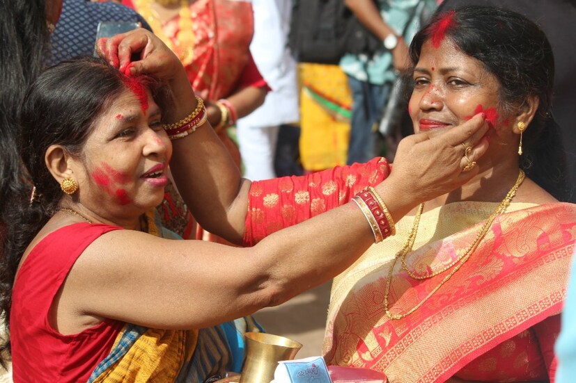 করোনাকালে ভিড় এড়াতে ২০২০ সালে এই সিঁদুর খেলায় নিষেধাজ্ঞা জারি হয়েছিল। সংক্রমণ এড়াতে বন্ধ ছিল শতক পেরনো বাগবাজারের সিঁদুর খেলার প্রথা৷ ছবি: সিদ্ধার্থ সরকার