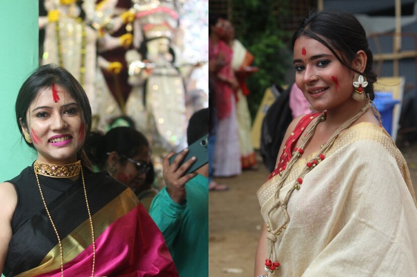 সন্ধ্যায় বিসর্জন শুরু। পাঁচ দিনের আনন্দের পর এ বার বিদায় জানানোর পালা। চারদিকে লাল পেড়ে সাদা শাড়িতে সাবেকিয়ানার ছোঁয়া বাগবাজারে। উৎসবের শেষ দিনেও মানুষের ঢল সেখানে। ছবি: সিদ্ধার্থ সরকার