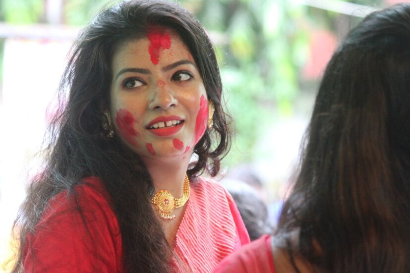 রিল বানানো, ছবি তোলা, সেজেগুজে সিঁদুর মাখানো, দুর্গা বরণের মধ্যে দিয়েই শেষ হল এ বারের পুজো। আসছে বছর আবার হবে। ছবি: সিদ্ধার্থ সরকার