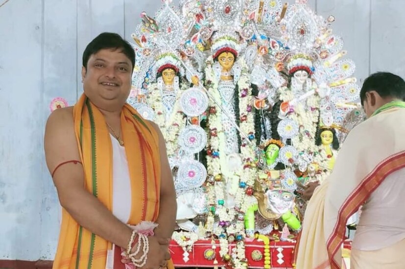 গন্তব্য, বাদুড়িয়ার আড়বালিয়া গ্রাম। ইছামতী নদীর তীরের এই গ্রামে টলিউড অভিনেতা বিশ্বনাথ বসুর বাড়ি। সেখানেই শতাব্দী প্রাচীন দুর্গাপুজোয় অতিথি হয়ে গিয়েছিলে প্রাক্তন যুগল। সেলফি শেয়ার করেছেন শিলাজিৎ। নবমী থেকে দশমীর ভাসান। 