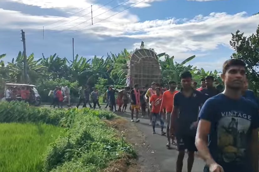 শিলাজিতের লেখায় জানা যায়, ডাল, চিংড়ি দিয়ে শাক, নিরামিষ পাঁঠার মাংস, রসগোল্লা দিয়ে পেটপুজো করেছেন তাঁরা। আর দশমীতে ভাসানের আনন্দে মেতেছেন। পায়ে হেঁটে গ্রামের আলপথ দিয়ে প্রতিমা নিয়ে যাওয়া হয় সেখানে। বেহাড়া কাঠামো কাঁধে নিয়ে ছোটেন নদীর দিকে।