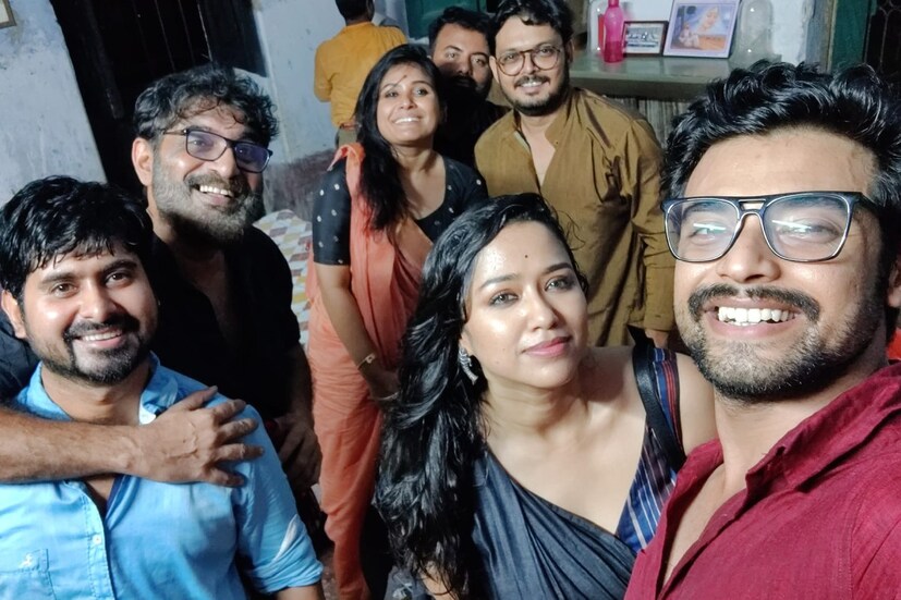 কিন্তু তাঁদের বন্ধুত্ব যে অটুট, সময় কথা বারবার স্বীকার করেছেন সোহিনী-রণজয়। তারই প্রমাণ মিলল এই পুজোয়? একসঙ্গে কলকাতা শহর থেকে অনেকটা দূরে গিয়ে দু'দিন কাটালেন দুই তারকা। সঙ্গে ছিলেন সঙ্গীতশিল্পী শিলাজিৎ মজুমদার।