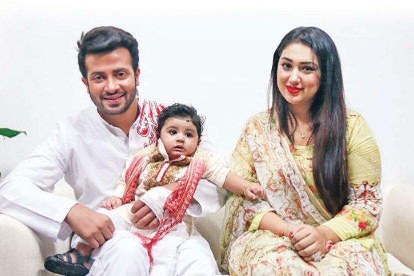 আপাতত শাকিবের সঙ্গে এক ছাদের তলায় থাকেন না অপু। সন্তানকে নিয়ে আলাদা হয়ে গিয়েছেন তাঁরা। শাকিব তাঁর দুই সন্তানের সম্পর্কে বলেন, ''দু'জনই আমার আদরের সন্তান। দুই ছেলেকেই লেখাপড়া শেখাব আমি। সমানভাবে দেখভাল করব।''