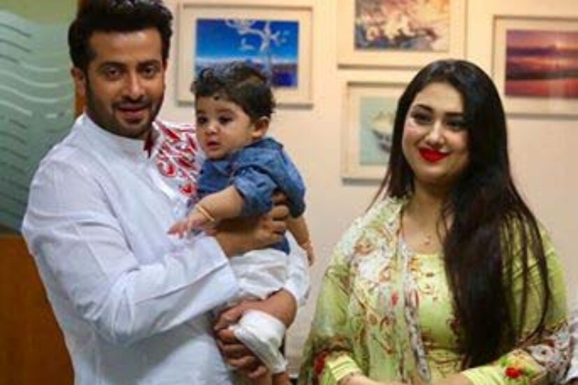 এর আগে শাকিব বিয়ে করেছিলেন অপুকে। তাঁদেরও পুত্রসন্তান রয়েছে। বিয়ে হয় ২০০৮ সালে। কিন্তু অপু এই খবরটি প্রথম ফাঁস করেন ২০১৭ সালে। তখনই জানা যায়, তিনি ও শাকিব বিবাহিত এবং আব্রাহাম খান জয় তাঁদেরই সন্তান।