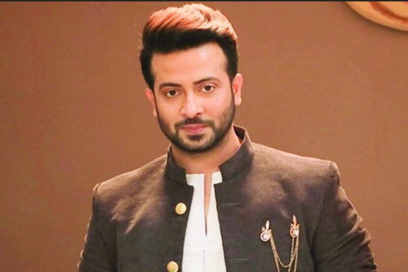তাঁর কথায়, ''এখন পর্যন্ত শতাধিক ছবিতে অভিনয় করেছি। তাই বলে আমি কি প্রত্যেক নায়িকার সঙ্গেই প্রেম-বিয়ের সম্পর্কে জড়িয়েছি? সবার সঙ্গে কি আমার স্ক্যান্ডাল আছে? আমি তো মাত্র দু’জনকে বিয়ে করেছি। টালিগঞ্জের জনপ্রিয় নায়ক প্রসেনজিৎ চারটি বিয়ে করেছেন, ইলন মাস্কও চারটি বিয়ে করেছেন, তাদের নিয়ে তো সেসব দেশের মানুষের মধ্যে তেমন টুঁ শব্দ নেই!''