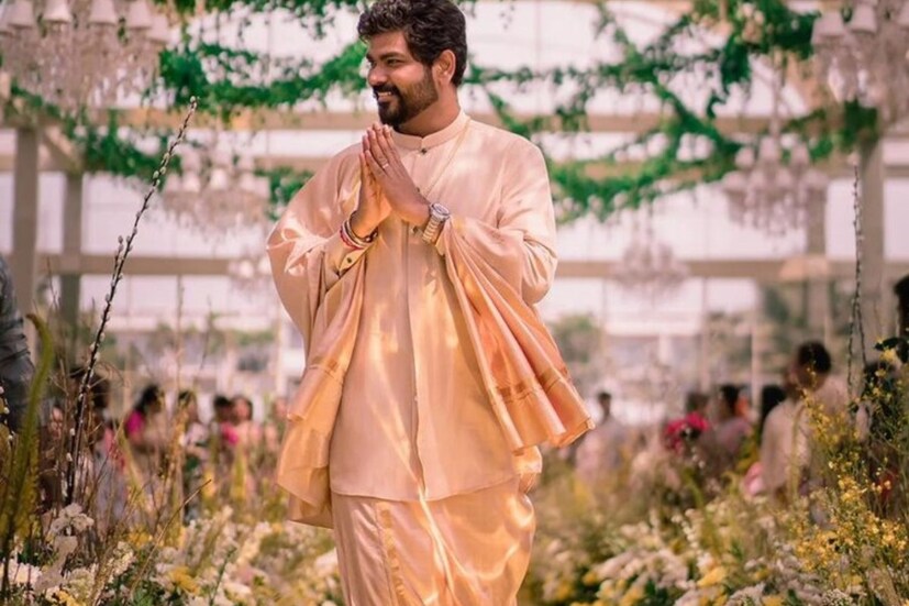 ভক্তরা প্রশ্ন করে চলেছেন ঠিকই। কিন্তু গত মাসেই ভিগনেশ একটি ছবি দিয়ে জল্পনা তৈরি করেছিলেন। কয়েক জন শিশুর সঙ্গে ছবি দিয়ে লিখেছিলেন, 'ভবিষ্যতের জন্য অনুশীলন চলছে।' অর্থার বাবা হওয়ার প্রস্তুতি নিচ্ছিলেন পরিচালক।