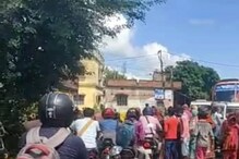 সজল ধারা প্রকল্পের পাইপ লাইন আছে, অথচ জল মিলছে না, প্রতিবাদে রাস্তা অবরোধ সজল ধারা প্রকল্পের পাইপ লাইন আছে, অথচ জল মিলছে না, প্রতিবাদে রাস্তা অবরোধ
