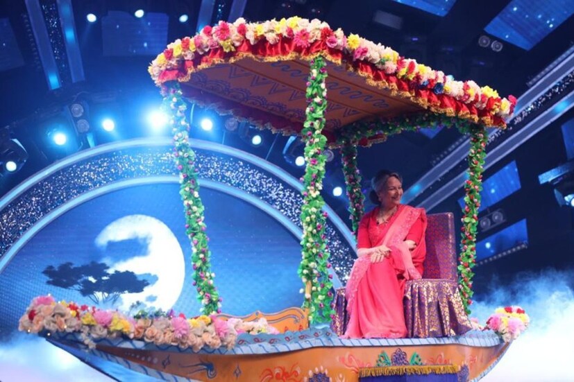 তা ছাড়া তিনি তাঁর মাতৃভাষা বাংলাতেও কথা বললেন সেই শো-এর মঞ্চে। তিনি যে নবাব ঘরের বউ হওয়ার পরেও নিজের শিকড় ছেড়ে বেরিয়ে যাননি তা আগেই বলেছিলেন তাঁর কন্যা সোহা আলি খান। সোহার কথায়, “কে বলে বাংলা মিষ্টি ভাষা! আমাদের কাছে কিন্তু খুবই ভয়ের ভাষা। বাংলায় কথা বলছে মানেই মা রেগে কাঁই!'' সইফের সঙ্গে ঝগড়া বাধলেই নাকি বাংলায় কথা বলা শুরু করেন তিনি।