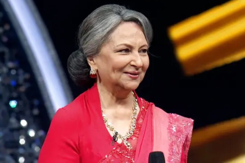 ইন্ডিয়ান আইডল ১৩ -র মঞ্চে 'দেবী'। বয়স ৭৭। কিন্তু আজও তিনি সকলের 'স্বপ্ন কি রানি'। আজ সেই কেতা নিয়েই রিয়্যালিটি শো-এর মঞ্চে হাজির হলেন শর্মিলা ঠাকুর। তাঁকে ঘিরে গোটা একটি এপিসোড আবর্তিত হল।