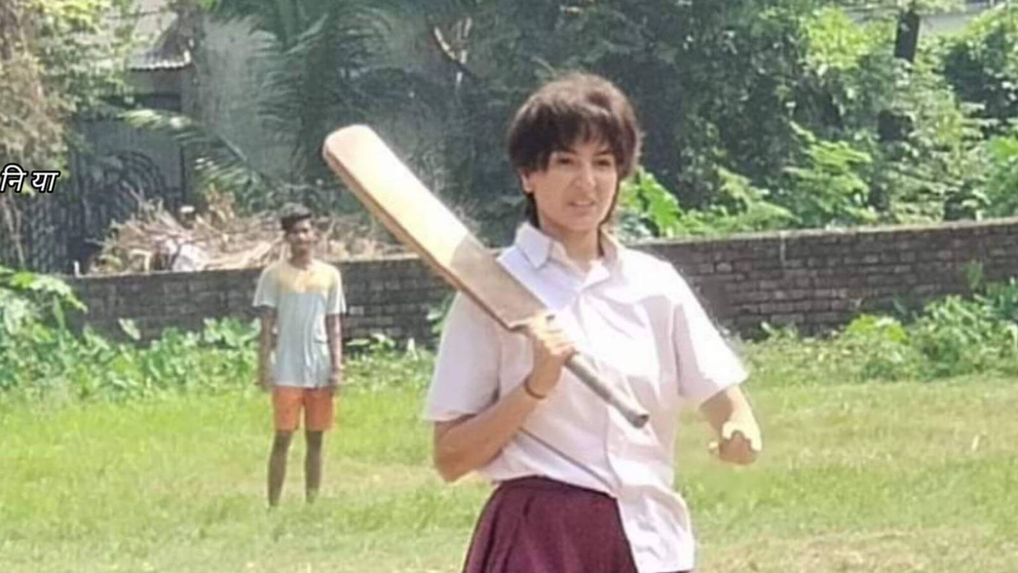 Howrah News: আন্দুলে অবাক কাণ্ড! রাজবাড়ির মাঠে ব্যাট হাতে অনুষ্কা শর্মা? চমকে গেলেন স্থানীয়রা