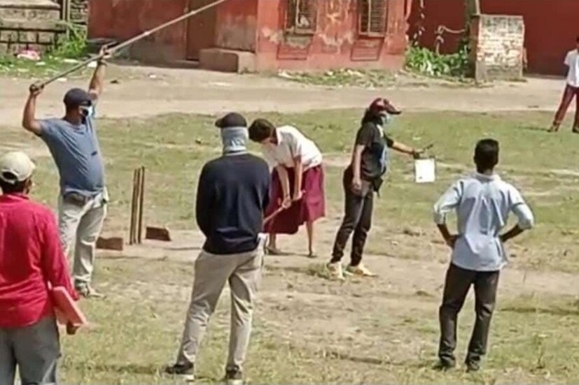 কোথাও ব্যাট হাতে, কোথাও বা তিনি বল হাতে ঝুলন-রূপে। প্রথমে আন্দুল রেল লাইন অর্থাৎ কেবিন ধারে শ্যুটিংপর্ব চলে৷ সেখান শ্যুটিং শেষ করে আন্দুল রাজ-মাঠে শুরু হয় কাজ। চাকদহে ছোটবেলায় যে মাঠে ঝুলন খেলাধুলো করতেন, সেই রকমই সেট তৈরি করা হল আন্দুলে।