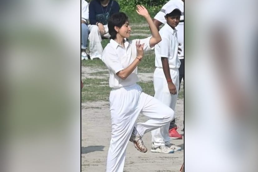 শুক্রবার এবং শনিবার আরও একটি পর্বের শ্যুট হল কলকাতায়। এবার তালতলা মাঠ, অর্থাৎ ময়দানের শ্যুটিংয়ের কিছু ছবি প্রকাশ্যে এসেছে সম্প্রতি। যেই সময়ে ঝুলনের উত্থান শুরু, চাকদহ থেকে কলকাতায় আসা, সেই সময়ের ছবি তুলে ধরার জন্য ময়দানে শ্যুট করলেন অনুষ্কা।