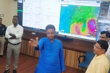কলকাতায় অতিভারী বৃষ্টি, জমতে পারে জল, ছুটির দিনে পুরসভার কন্ট্রোল রুমে ফিরহাদ