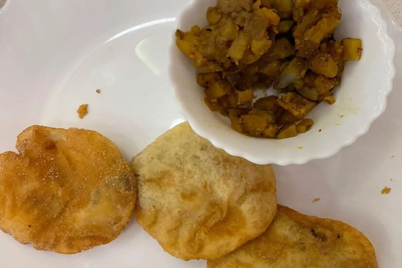 কেবল মিঠেমুখ নয়, ডায়েটের দফারফা হয়েছে নোনতা দিয়েও। পুঁটিরামের কচুরি আর আলুর তরকারির ছবি দেখে সে কথা স্পষ্ট। বাঙালি তনয়া মৌনী রায় নিজের শহরের খাবারের তালিকা দেখে মহা আনন্দ পেয়েছেন। আর তা প্রকাশ করলেন অনুষ্কার ছবির তলায়।