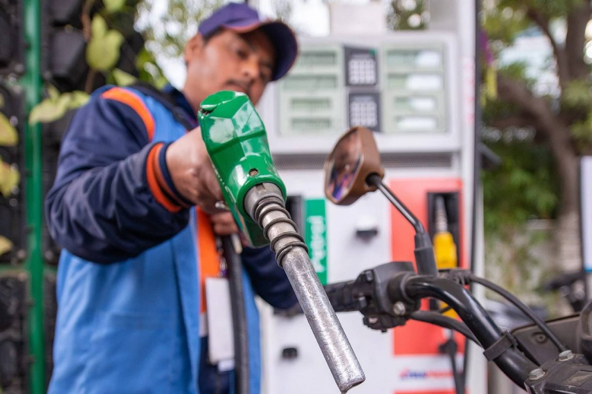 মঙ্গলবার থেকে সুখবর গ্রাহকদের জন্য, দাম কমছে পেট্রল-ডিজেলের