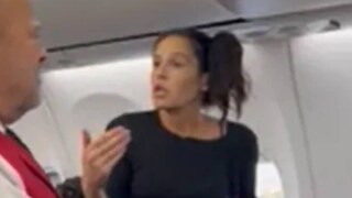 বিমানে এক মহিলার আপত্তিজনক এবং হিংসাত্মক গালিগালাজ ভিডিও ভাইরাল হয়েছে