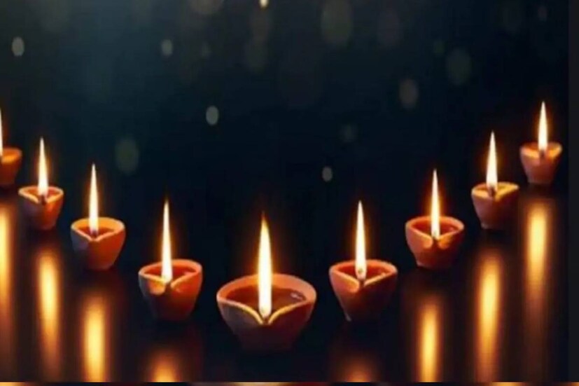 ধনতেরসের পর আসে চতুর্দশী তিথি৷ বাংলায় এই তিথি প্রচলিত ভূত চতুর্দশী তিথি বলে৷ বিগত চোদ্দ পূর্বপুরুষকে স্মরণ করে এদিন ১৪ বাতি প্রজ্জ্বলন করা হয়৷ খাওয়া হয় ১৪ রকম শাক৷ দেশের অনেক অংশে এই দিন পালিত হয় নরক চতুর্দশী তিথি৷