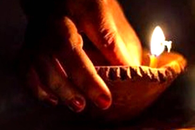 পঞ্চম প্রদীপ বসান বাড়ির প্রবেশদ্বারে৷ বাড়ির কাছে অশ্বত্থ গাছ থাকলে তার তলায় রাখুন ষষ্ঠ প্রদীপ৷ এতে অর্থকষ্ট ও অশুভ শক্তি দূর হবে৷ বাড়ির কাছে যে কোনও মন্দির বা দেবালয়ে স্থাপন করুন সপ্তম প্রদীপ৷