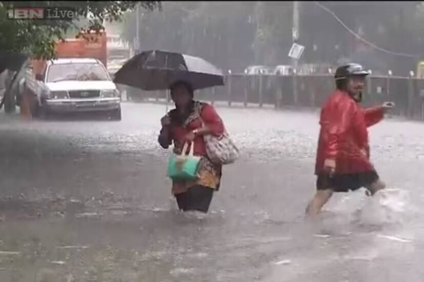 উত্তরবঙ্গে বৃষ্টি বাড়বে শনি রবিবার থেকে। শনিবার থেকে সোমবারের মধ্যে ভারী বৃষ্টির সম্ভাবনা থাকছে উত্তরবঙ্গের বেশিরভাগ জেলায়। দার্জিলিং কালিম্পং আলিপুরদুয়ার কোচবিহার ও জলপাইগুড়ি এই জেলাগুলিতে ভারী বৃষ্টির সম্ভাবনা। শুক্রবার পর্যন্ত হালকা মাঝারি বৃষ্টির পূর্বাভাস উত্তরবঙ্গের প্রায় সব জেলাতে।