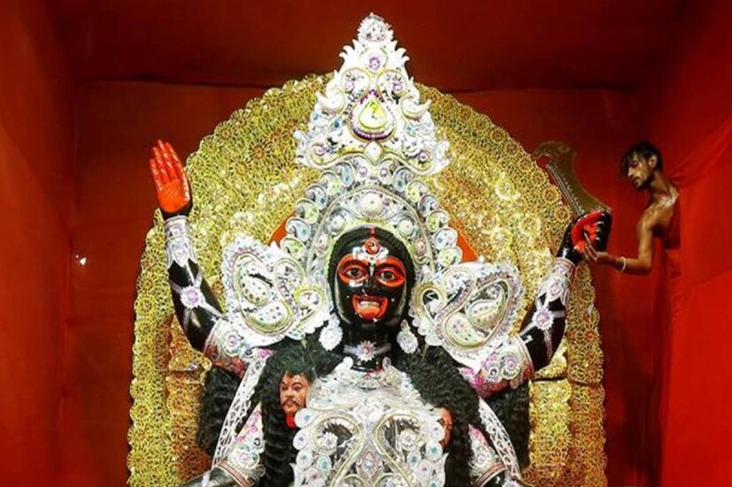 কালীপুজোর নিশীথ সময় হচ্ছে রাত ১১ টা ৫০ থেকে ১২ টা ৩৯ মিনিট পর্যন্ত৷