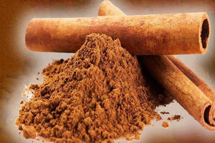 ভারতীয় হেঁশেলে দারচিনি খুবই চেনা মশলা৷ খাবারের স্বাদ বাড়ানোর পাশাপাশি এর গুণও বহু৷ দারচিনি অ্যান্টি ভাইরাল, অ্যান্টি ব্যাকটেরিয়াল ও অ্যান্টি ফাঙ্গাল৷ অ্যান্টিঅক্সিড্যান্ট ছাড়াও আছে অ্যান্টি ইনফ্লেম্যাটরি বৈশিষ্ট্য৷ ফলে টাইপ টু ডায়াবেটিস কমাতে দারচিনি খুবই কার্যকরী৷