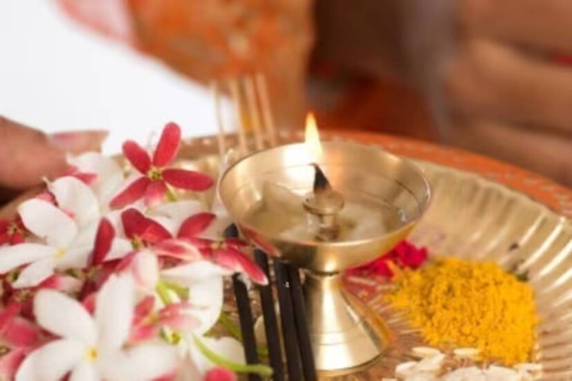 বাড়ির যে কোনও জানালায় স্থাপন করুন একাদশতম প্রদীপ৷ ছাদের নীচেই বাড়ির যে তলে বসবাস হয়, সেখানে রাখুন দ্বাদশ প্রদীপটি৷ ত্রয়োদশতম প্রদীপ বসিয়ে দেন বাড়িতে যে কোনও দু’টি ঘরের মধ্যবর্তী কোনায়৷