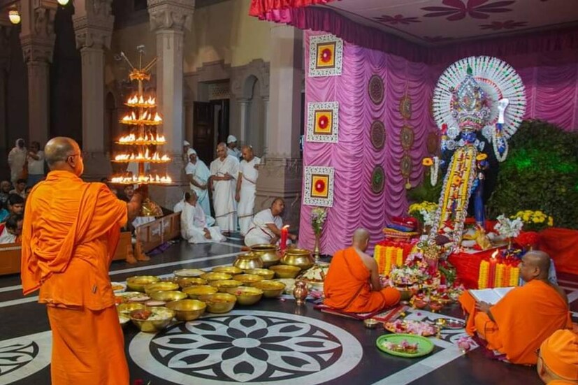 বেলুড় মঠের কালীপুজোয় ভোগ নিবেদনে অভিনবত্ব আছে৷ কালীঘাটের মন্দির থেকে এখানে মহাপ্রসাদ এসে পৌঁছয়৷ তার পর তা রান্না করে পুজোয় নিবেদন করা হয়৷ বহু বছর ধরে এই রীতি পালিত হয়ে আসছে৷
