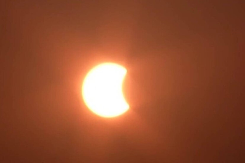 সূর্যগ্রহণ উপলক্ষে অনেক জায়গাতেই পুণ্যার্থীদের স্নান করতে দেখা যায়৷