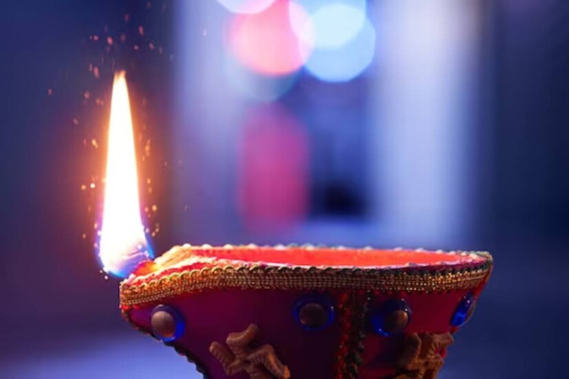 ঘিয়ে জ্বালানো দ্বিতীয় প্রদীপ রাখুন বাড়ির মন্দিরে বা যেখানে পুজো করেন, সেখানে৷ লক্ষ্মীপ্রতিমা বা দেবীলক্ষ্মীর ছবির সামনে রাখুন তৃতীয় প্রদীপ৷ সংসারে আসবে সৌভাগ্য, সুখ ও সমৃদ্ধি৷ বাড়ির তুলসিমঞ্চ বা তুলসিগাছের কাছে রাখুন চতুর্থ প্রদীপ৷ সংসারে সুখশান্তি বিরাজ করবে৷