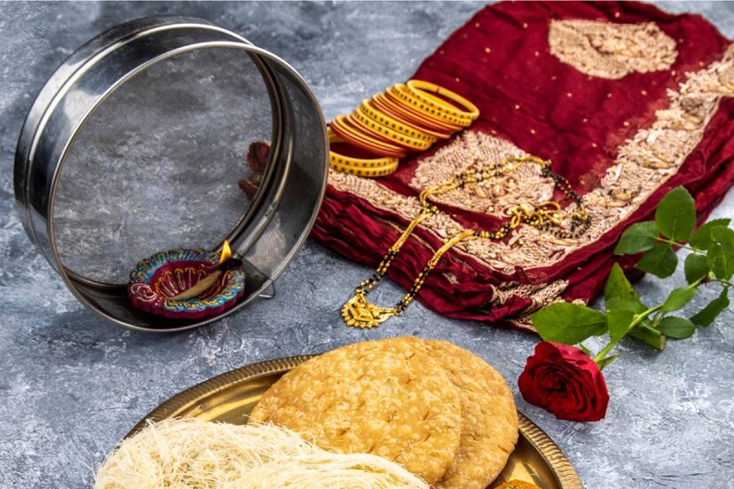 এই ব্রত পালনের দিন কাকভোরে পালিত হয় ‘সরগী’৷ ভোর সাড়ে চারটে থেকে সাডে় পাঁচটার মধ্যে হাল্কা খাবার খেয়ে নিতে পারেন৷ ফল, দই, বাটারমিল্ক এ সময়ে খাওয়া যেতে পারে৷ 