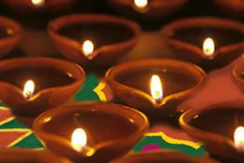 আবর্জনা ফেলার জায়গায় বসাতে হবে আরও একটি প্রদীপ অর্থাৎ অষ্টম প্রদীপটিও বসান সেখানে৷ এতে অশুভ শক্তি দূর হবে৷ বাড়িতে স্নানাগারের সামনে রাখুন নবম প্রদীপটি৷ দশম বাতি বা প্রদীপ রাখতে হবে বাড়ির ছাদে৷ 