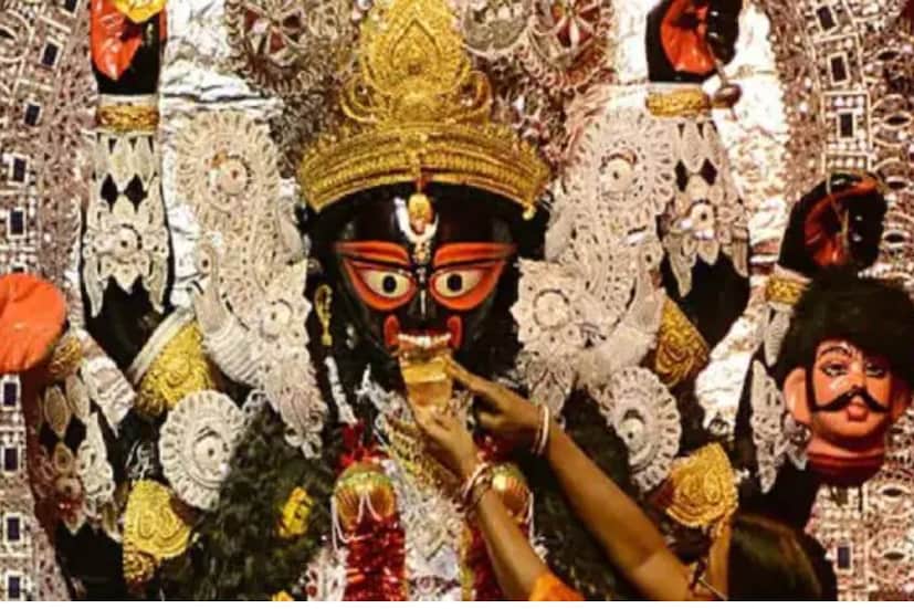 কার্তিকের অমাবস্যা তিথিতে পূজিতা হন দেবী৷ এ বছর সোমবার অর্থাৎ ২৪ অক্টোবর বা ৭ কার্তিক কালীপুজো এবং দীপাবলি একই দিনে পড়েছে৷ 