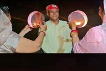 চালুনি দিয়ে মুখ দেখছেন দুই স্ত্রী, বিজেপি সাংসদের করবা চৌথ পালনের ছবি ভাইরাল চালুনি দিয়ে মুখ দেখছেন দুই স্ত্রী, বিজেপি সাংসদের করবা চৌথ পালনের ছবি ভাইরাল