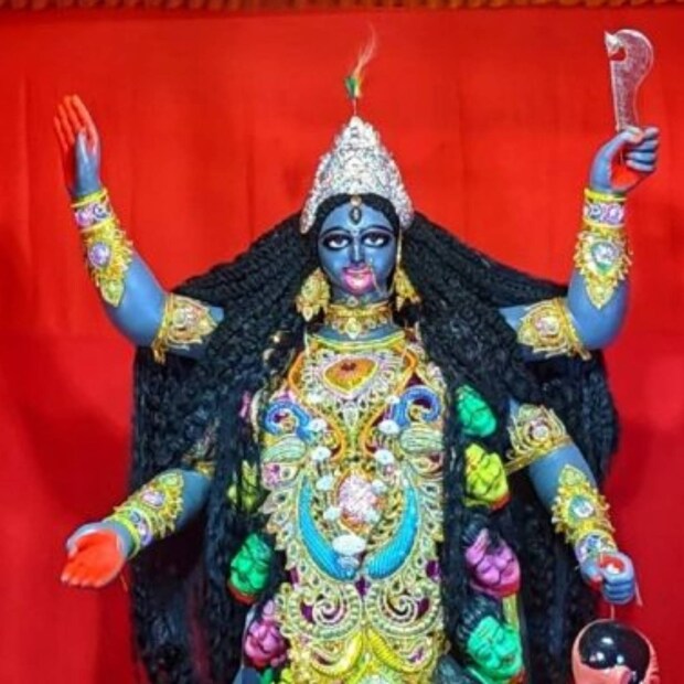 তবে ভূত চতুর্দশীতে চোদ্দ শাক খাওয়ারও রীতি থাকে৷ সেটা সোমবার সকালে পালন করাই যায়৷ কারণ এদিন বিকেল ৫ টা ২৭-এর আগে পর্যন্ত চতুর্দশীই থাকবে৷